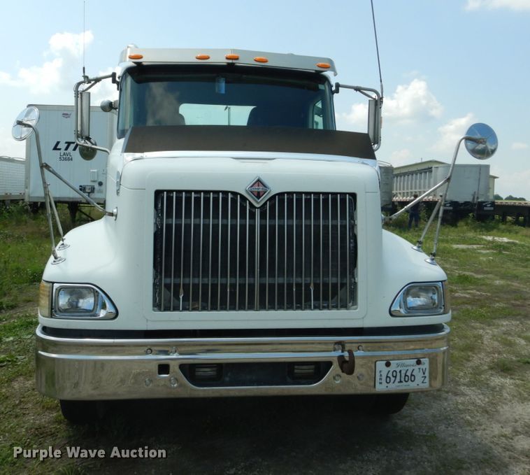image for item GV9095 2002 International 9400i  semi truck