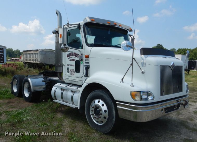 image for item GV9095 2002 International 9400i  semi truck