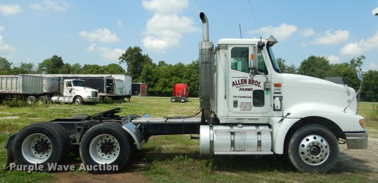 image for item GV9095 2002 International 9400i  semi truck