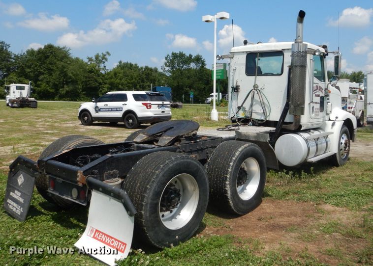 image for item GV9095 2002 International 9400i  semi truck