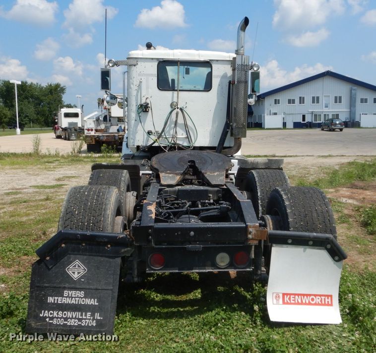 image for item GV9095 2002 International 9400i  semi truck