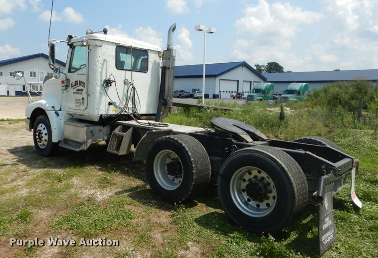 image for item GV9095 2002 International 9400i  semi truck