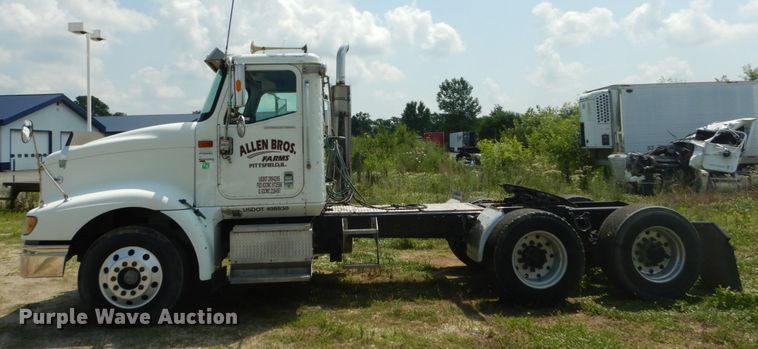 image for item GV9095 2002 International 9400i  semi truck