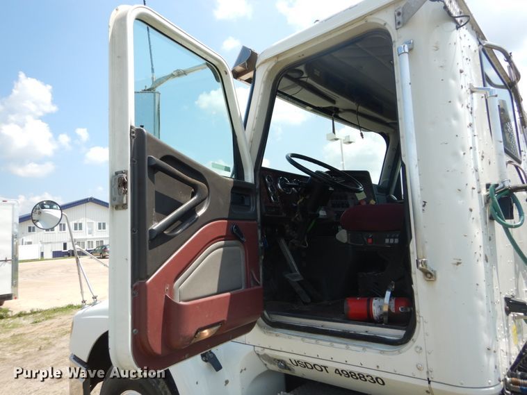 image for item GV9095 2002 International 9400i  semi truck