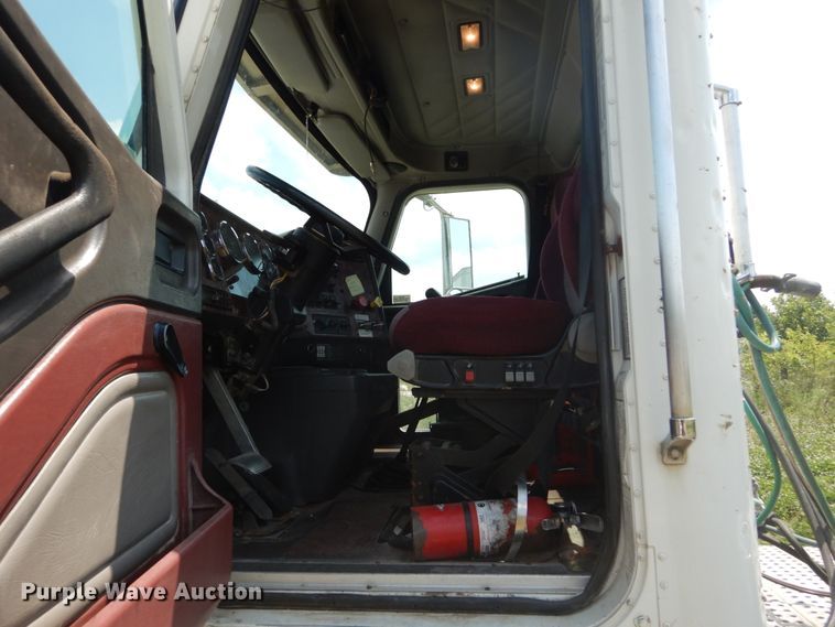 image for item GV9095 2002 International 9400i  semi truck