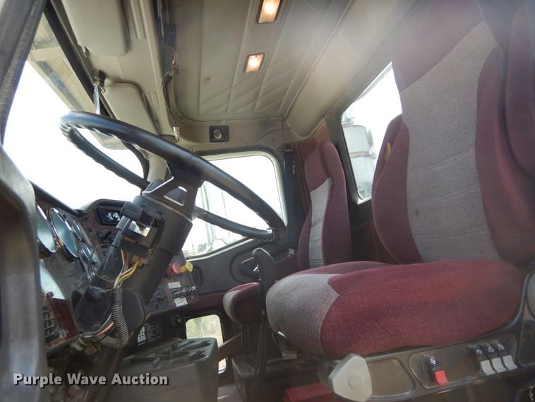 image for item GV9095 2002 International 9400i  semi truck