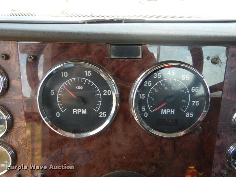 image for item GV9095 2002 International 9400i  semi truck