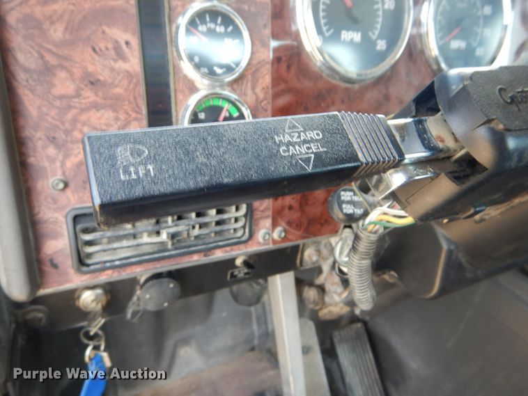 image for item GV9095 2002 International 9400i  semi truck