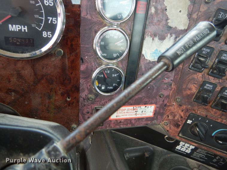 image for item GV9095 2002 International 9400i  semi truck