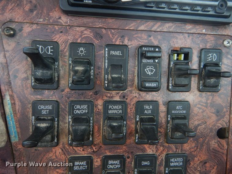 image for item GV9095 2002 International 9400i  semi truck