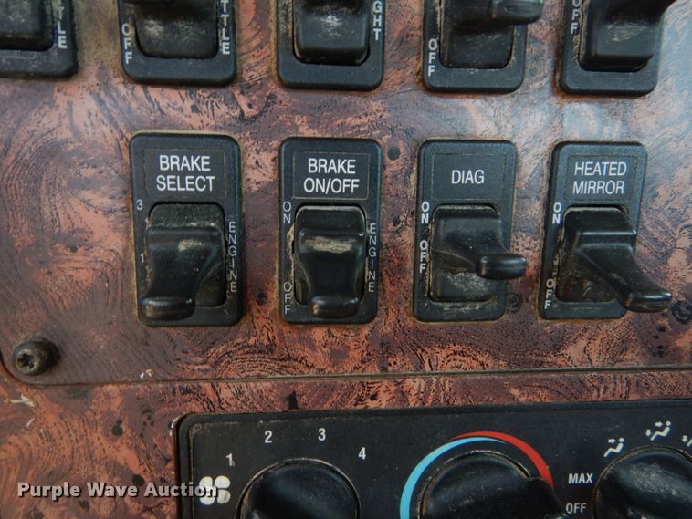 image for item GV9095 2002 International 9400i  semi truck