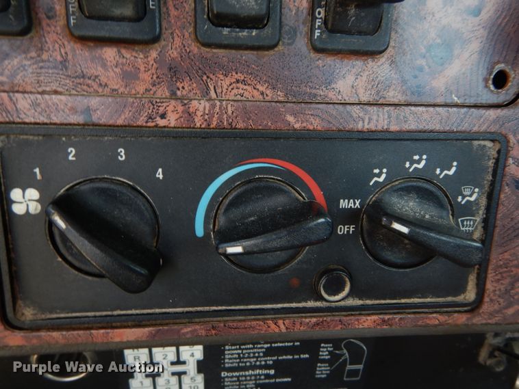 image for item GV9095 2002 International 9400i  semi truck