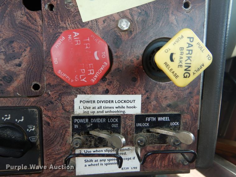 image for item GV9095 2002 International 9400i  semi truck