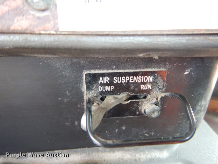 image for item GV9095 2002 International 9400i  semi truck