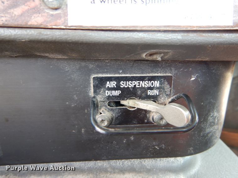 image for item GV9095 2002 International 9400i  semi truck