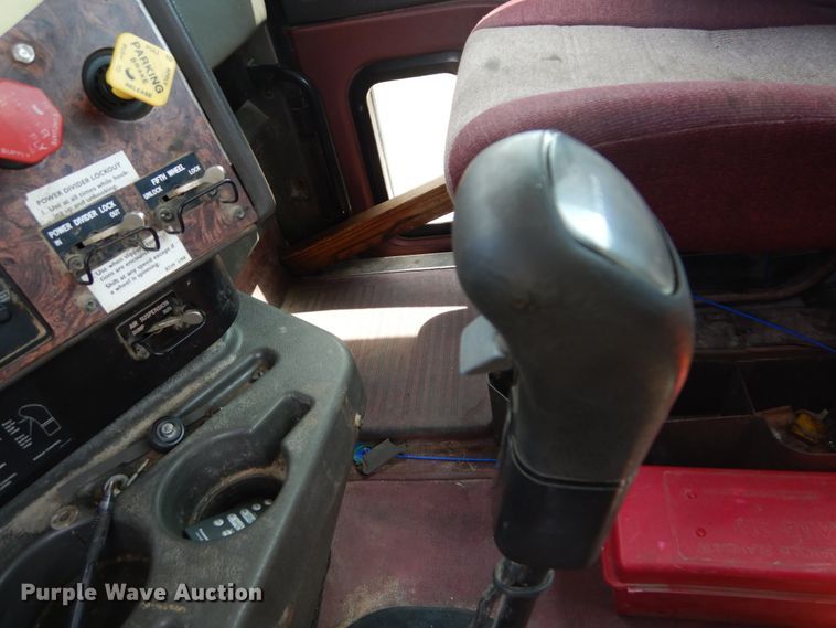 image for item GV9095 2002 International 9400i  semi truck