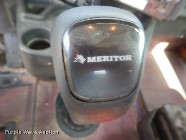 image for item GV9095 2002 International 9400i  semi truck