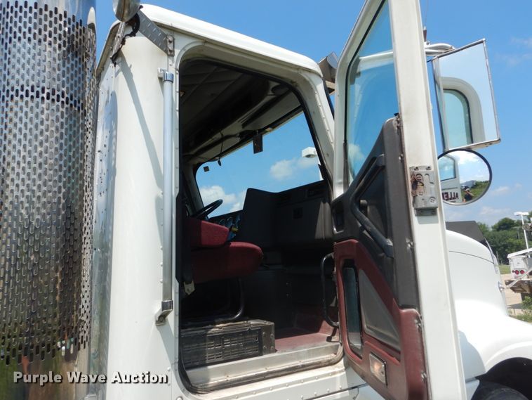 image for item GV9095 2002 International 9400i  semi truck