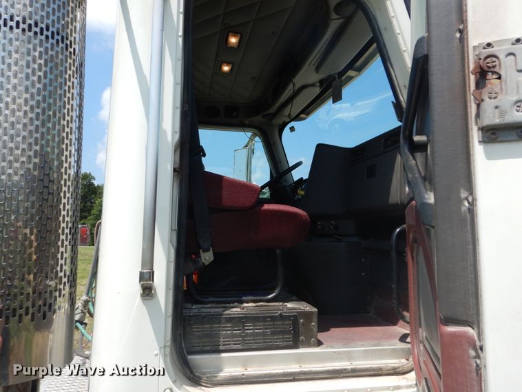 image for item GV9095 2002 International 9400i  semi truck