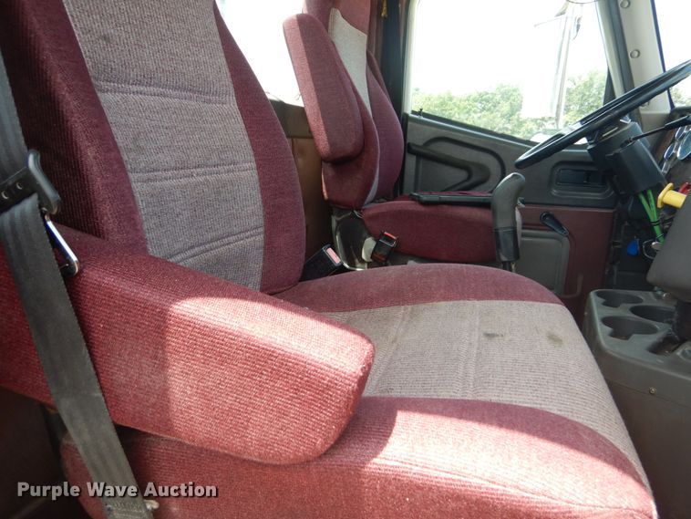 image for item GV9095 2002 International 9400i  semi truck