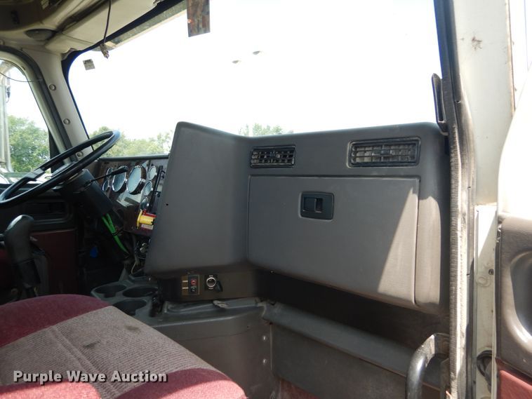 image for item GV9095 2002 International 9400i  semi truck