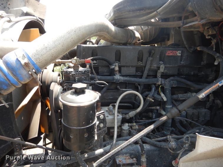 image for item GV9095 2002 International 9400i  semi truck