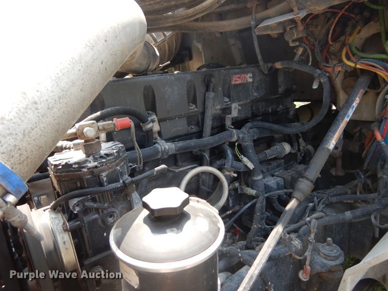 image for item GV9095 2002 International 9400i  semi truck