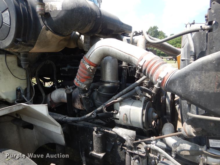 image for item GV9095 2002 International 9400i  semi truck