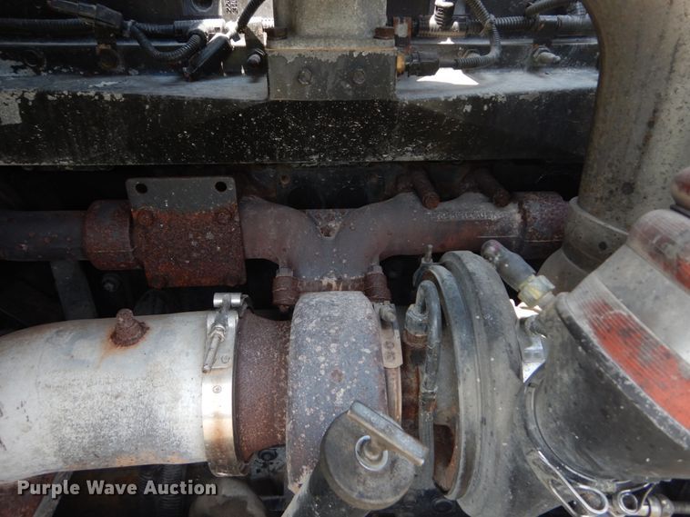 image for item GV9095 2002 International 9400i  semi truck