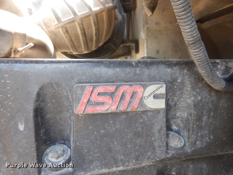 image for item GV9095 2002 International 9400i  semi truck