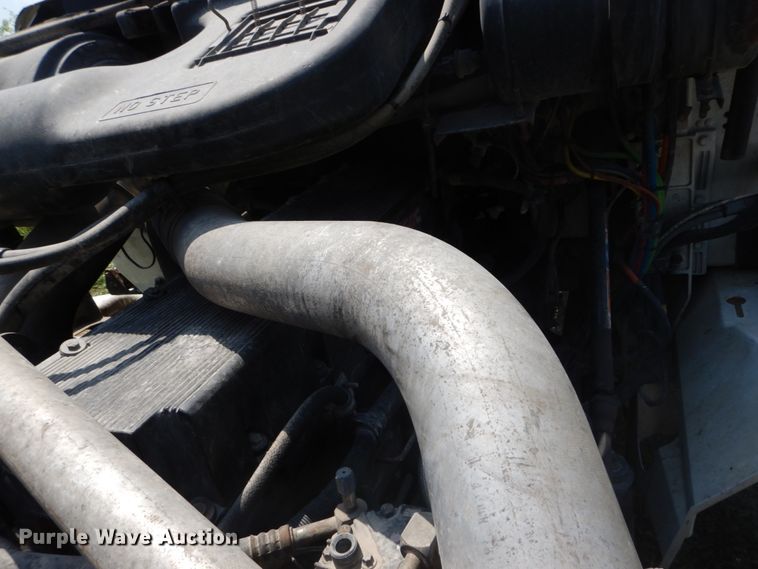 image for item GV9095 2002 International 9400i  semi truck