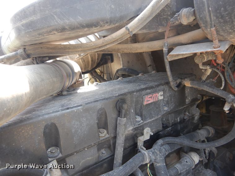 image for item GV9095 2002 International 9400i  semi truck