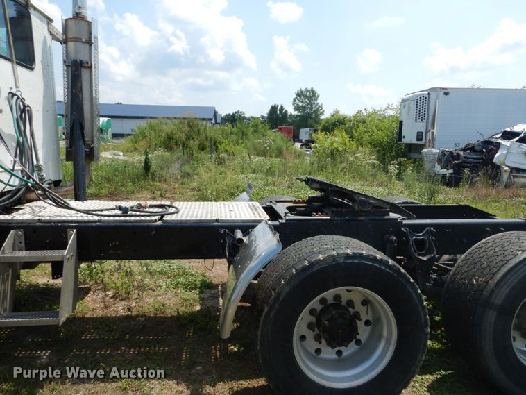 image for item GV9095 2002 International 9400i  semi truck