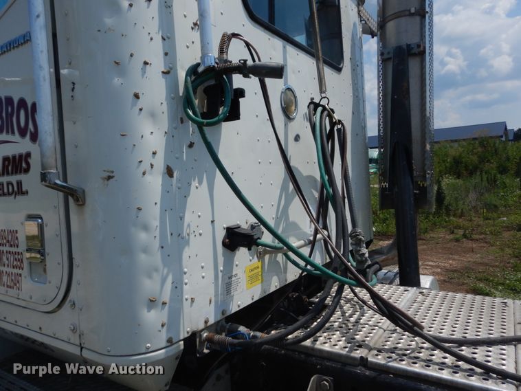 image for item GV9095 2002 International 9400i  semi truck