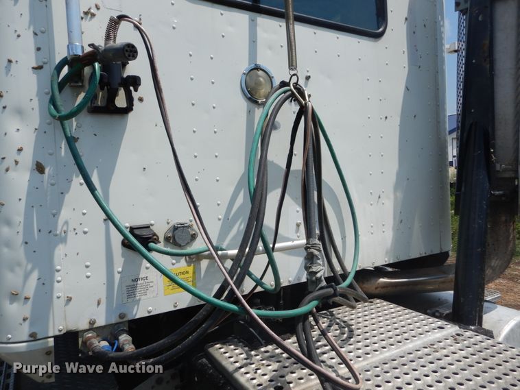 image for item GV9095 2002 International 9400i  semi truck