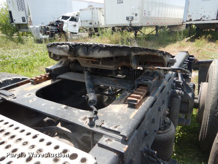 image for item GV9095 2002 International 9400i  semi truck