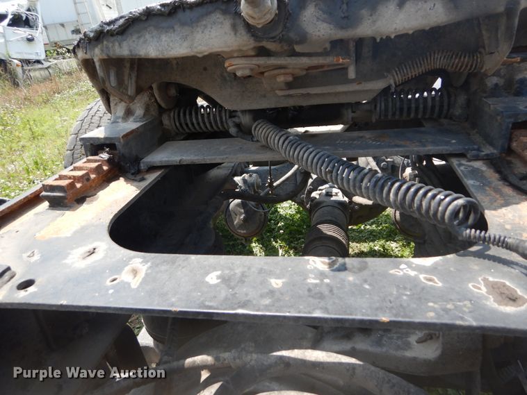 image for item GV9095 2002 International 9400i  semi truck