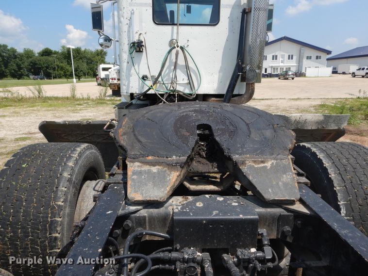 image for item GV9095 2002 International 9400i  semi truck