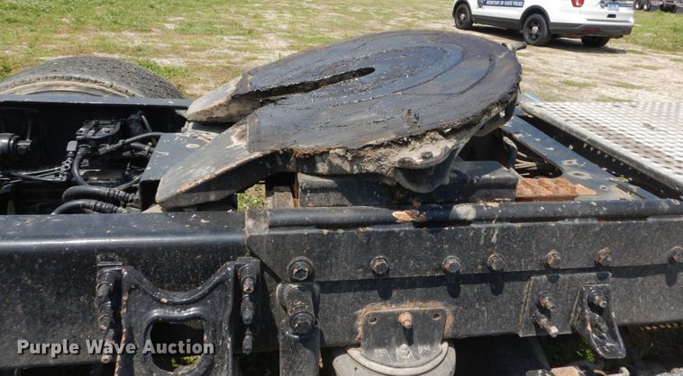 image for item GV9095 2002 International 9400i  semi truck