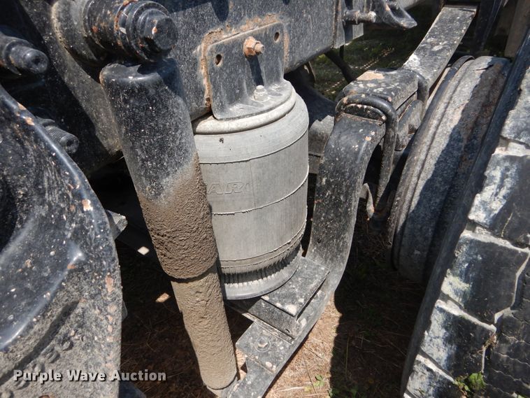 image for item GV9095 2002 International 9400i  semi truck