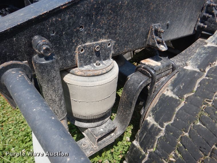 image for item GV9095 2002 International 9400i  semi truck