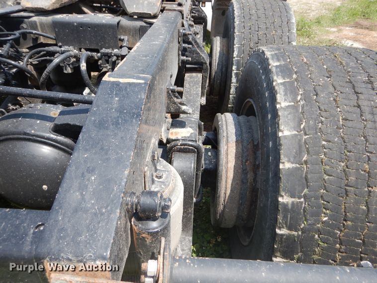 image for item GV9095 2002 International 9400i  semi truck