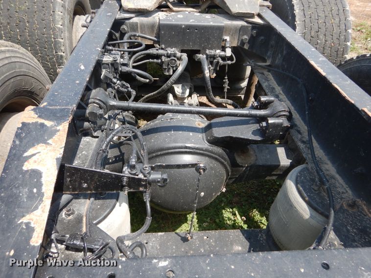 image for item GV9095 2002 International 9400i  semi truck