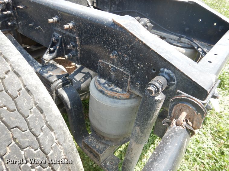 image for item GV9095 2002 International 9400i  semi truck