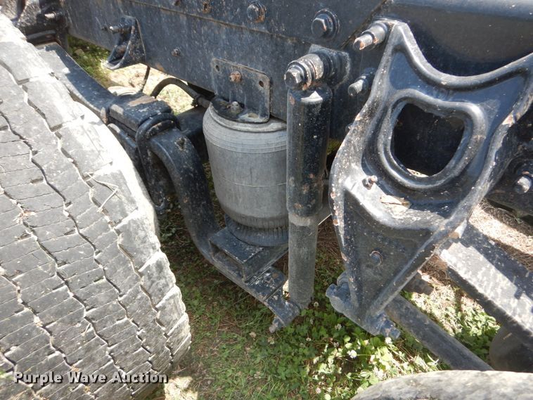 image for item GV9095 2002 International 9400i  semi truck