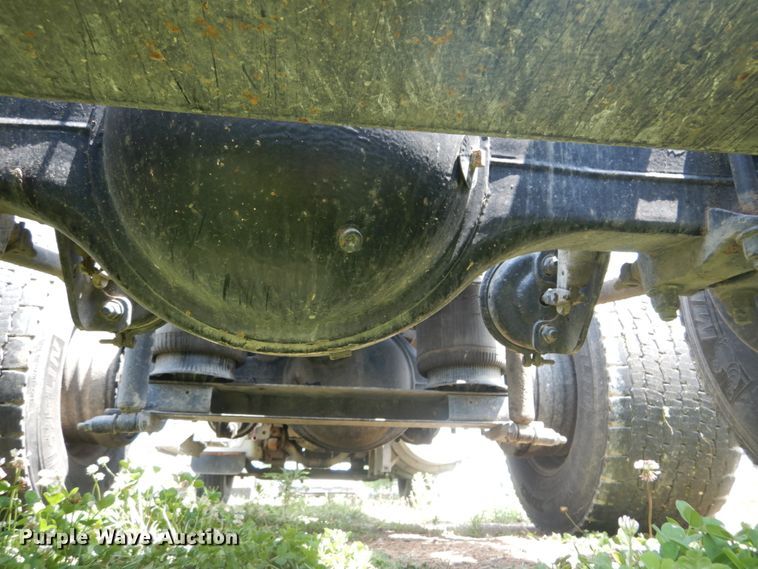 image for item GV9095 2002 International 9400i  semi truck