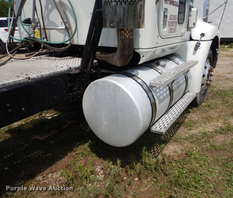 image for item GV9095 2002 International 9400i  semi truck