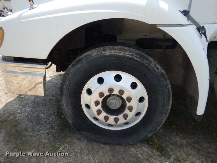 image for item GV9095 2002 International 9400i  semi truck