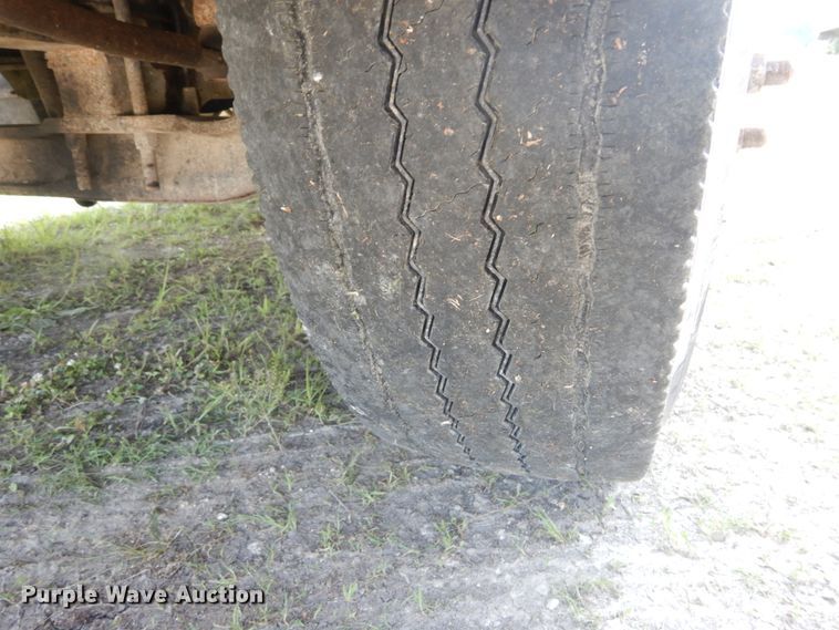 image for item GV9095 2002 International 9400i  semi truck