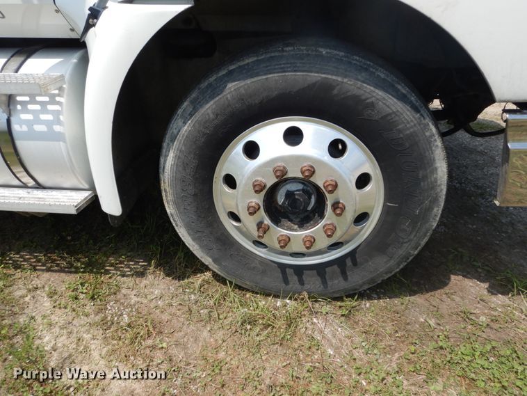 image for item GV9095 2002 International 9400i  semi truck